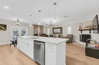 NEW* KING Bed/Centrally Located/Near Parks & Beach