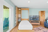 The Endless Wave: Oceanfront Condo, Sunrise View, Pool, 1-mile to Dining & Pier