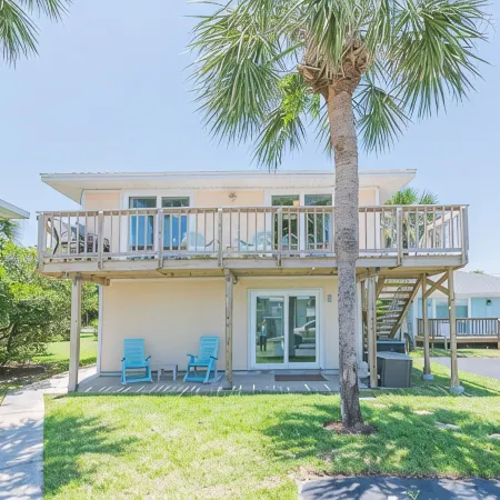 Steps to beach & restuarants and Pet Friendly!