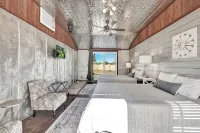 Brand New Private Pool and Hot-Tub Near Main! - 4 estrellas