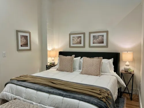 Romantic 1-Bedroom Retreat in Downtown Shelburne Falls—Walk to Everything - Homestays