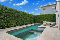 Modern 3 Bedroom House in Hollywood Beach Castle - مسبح خاص