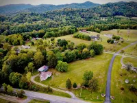 Lester Lodge minutes to New River Gorge.  Charming 5 bedroom house on 4.5 acres - 3성급