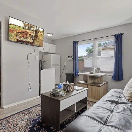 Rustic Spacious Studio/Aurora area/Sleeps 2/Pet Friendly/FREE WI-FI & Parking