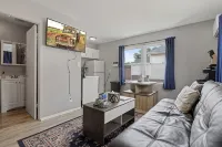 Rustic Spacious Studio/Aurora area/Sleeps 2/Pet Friendly/FREE WI-FI & Parking