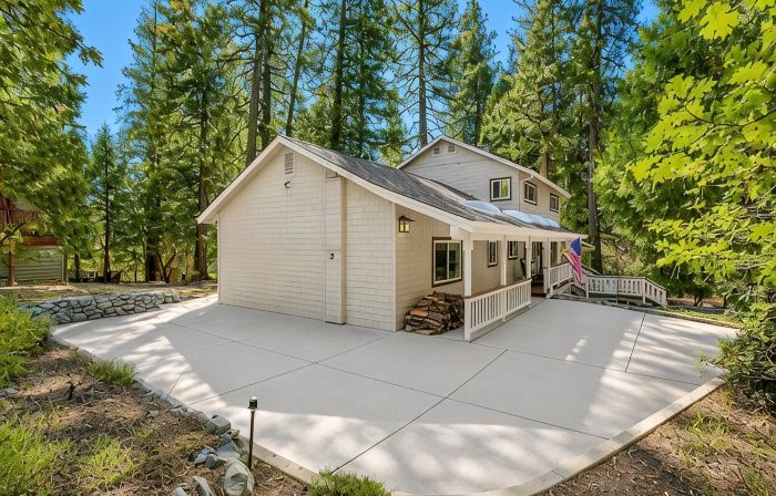 LAKEMONT PINES  •  Big Family Home  • AC • DOG + RV's