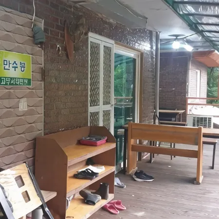 Jecheon Gomuseorisan Lodge Pension Отели рядом с достопримечательностью «Храм Токчуса»