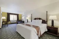 Quality Inn & Suites Red Wing - parking
