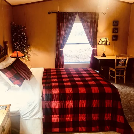 Secluded CO retreat featuring a swim spa, hiking trail and stocked kitchen!