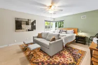 Central Omaha Pool with Spa Oasis + 3 Living Rooms - Homestays