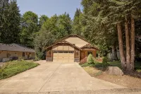 Mt Hood Village! Close to Golf and Skiing. Hot Tub+Dog Friendly - 4성급