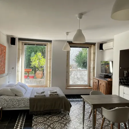TOWNHOUSE WITH SWIMMINGPOOL - Country living in the city