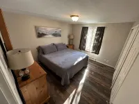 Cozy two Bedroom close to lake. Dogs Allowed. Semi private Hot Tub. Large Yard. - Parvekkeita