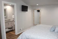 Across the street from Lambeau! Remodeled 5 bedroom house with big backyard! - Homestays
