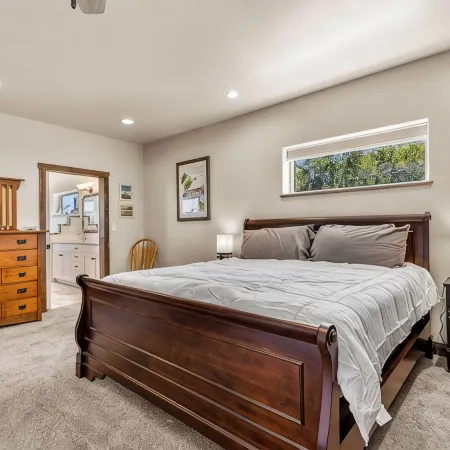 Hot tub, Mnt. Views, A/C, Downtown - Eco Chalet!