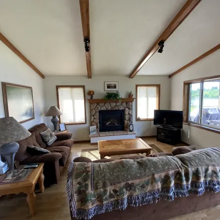 Lakefront 4 Bedroom Cabin