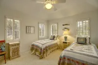3 Bedroom Waterfront home with Pool and boat dock - 4-Star