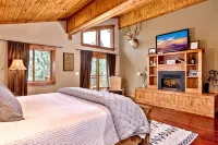 Luxury Tahoe/Donner Home w/Mountain Views, Sauna & Hot Tub! - 6 Bed / 4.5 Bath - Mountain view