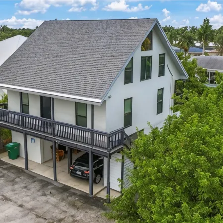 SEA LA VIE BEACH HOME ON 500 BLOCK-1/2 A MILE FROM OCEAN,SLEEPS 6, Fenced yard