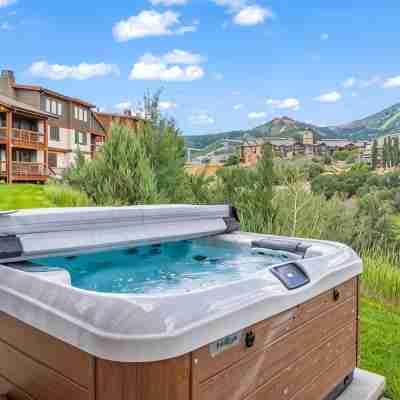 Hot Tub, Free DV Shuttle, 180° View of Deer Valley, 1GB Wifi, Pets Welcome Fitness & Recreational Facilities