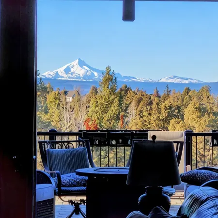 Ironstone Lodge - Luxury Living and Mountain Views