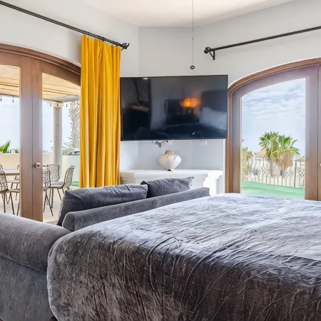 Casa Reyes. Gorgeous 6 Bedroom Home, Walk to the Beach, Heated Pool & Ocean View