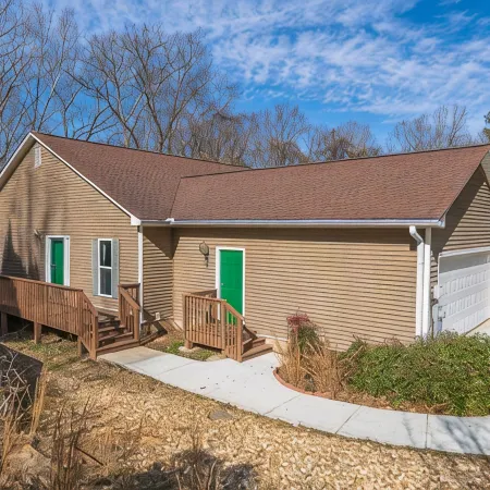 Lake Lanier Retreat + Deep Water Dock + Hot Tub