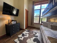 Spacious, top floor, tree views, tastefully remodeled condo, in The Village - 4つ星
