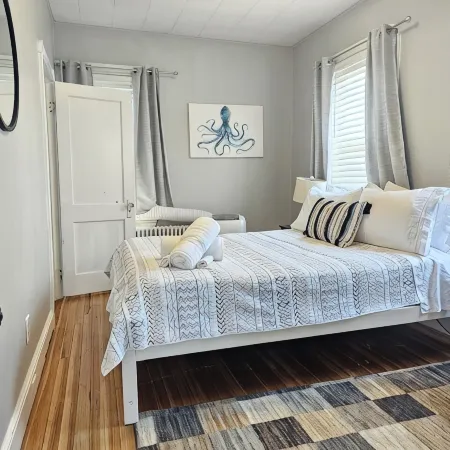 Downtown Living- 3Br- Pet Friendly- Parking