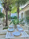 Bamboo House: Charming Private Tropical Oasis in the Heart of the Village.