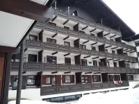 Centrally located, newly renovated non-smoking apartment with pool and sauna. - 游泳池