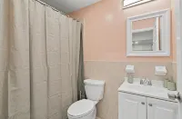 1-Bdr apartment 3 min walk from train to NYC -warm interior design - 2-Star
