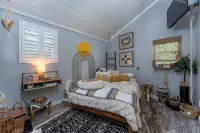 “Little Blue Cabin • Cozy Boho Hideaway • Jacuzzi, Fire Pit & Close to Brp”