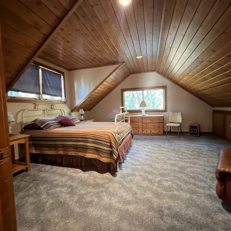 Views! in the Pines. Custombuilt, 2-Bdrm Home, Privacy. 3 Miles to Town.