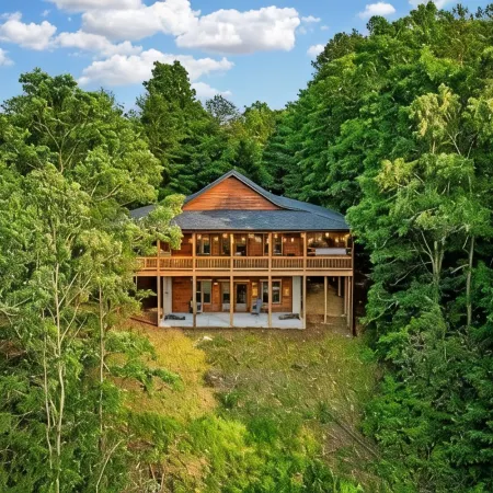 Unique Cabin! Close to Blue Ridge GA and Murphy NC. Hot Tub Has an Amazing View.
