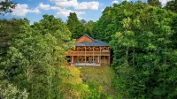 Unique Cabin! Close to Blue Ridge GA and Murphy NC. Hot Tub Has an Amazing View.