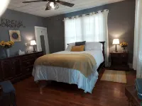 Renovated Bungalow with Cozy Gas Fireplace - Wifi