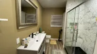 Studio Cottage/Short Walk to Beach - Condos