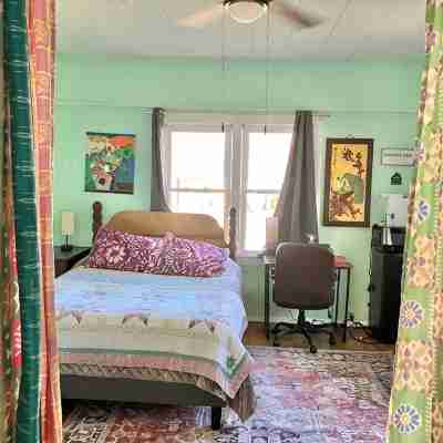 Hot Tub Private Studio- 1BR/1BR- Historic Tree Streets- 2 min drive to downtown Rooms