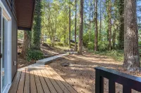 FREE Hot Tub Use + LV 2 EV Charging! Cozy Cabin - 5 min from Belfair State Park - Chalets
