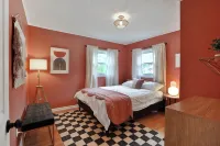 THE GOOD PLACE - Uptown Westerville's Premier Vacation Home - Colorful & Cozy - WiFi