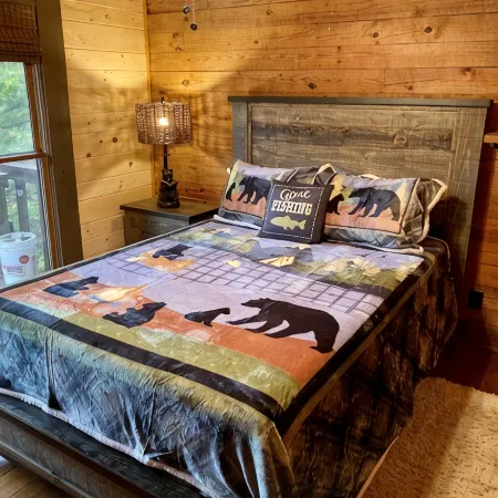 Private Mountain View cabin on 5 acres, great patio with creek below back patio.