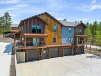 Embers Gulch 2, Hot tub, wifi, paved roads, garage access, brand new duplex - Homestays