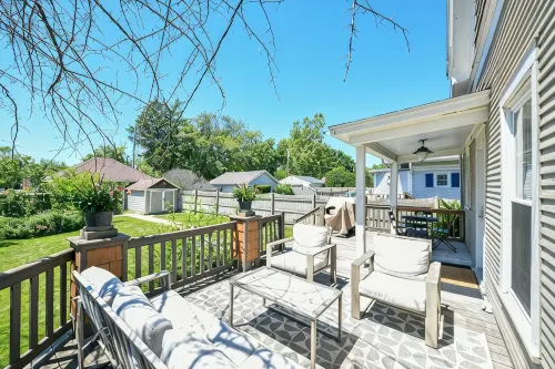 Stylish Cottage, Walkable to DT Geneva, pet friendly - 4-Star