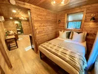 Sticks & Twine great cabin on a working farm on Paris Mountain close to it all - Hytter