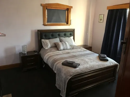 ROCKLYN HOUSE - QUIET, CONVENIENT & CENTRAL LOCATION - Bungalows