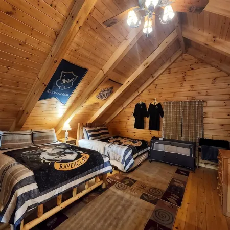 Hogwarts Hideaway -XL Outdoor Deck/Scenic Hot Tub/Movie Theater in Private Woods