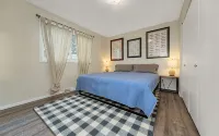 Steps from DOWNTOWN! COZY 5 bedroom Bungalow! - 3-Star