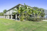 View the Beach from Your Porch.  Best Location, 5 Blocks to Downtown - balcón