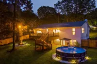 Hamilton Hideaway- Pool, Creek View w/ Scenic Deck - Homestays